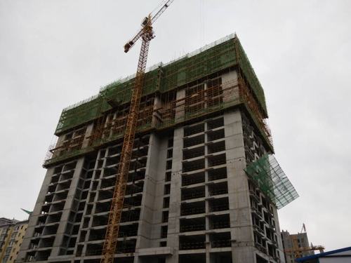 銅煤公司承建的天籟小區1#樓順利封頂