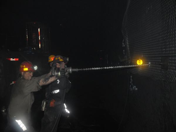 掘進(jìn)公司推進(jìn)百日安全活動(dòng)“穩(wěn)、準(zhǔn)、狠”