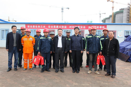 到一線，送祝福，鼓干勁