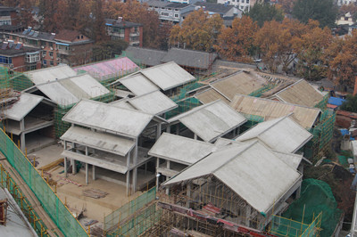 頂風(fēng)冒雨忙施工 爭分奪秒趕工期