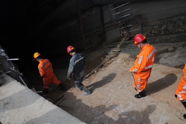 掘進(jìn)公司安全多手抓確保年末安全穩(wěn)定