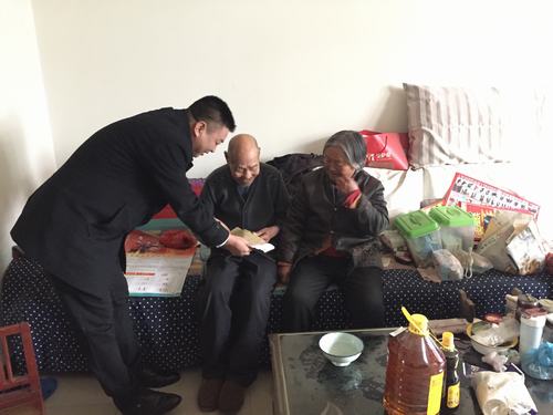 礦建二公司慰問困難職工，送去企業(yè)關(guān)愛