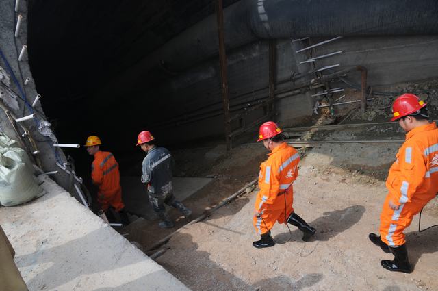 掘進(jìn)公司三位一體繃緊新年安全弦