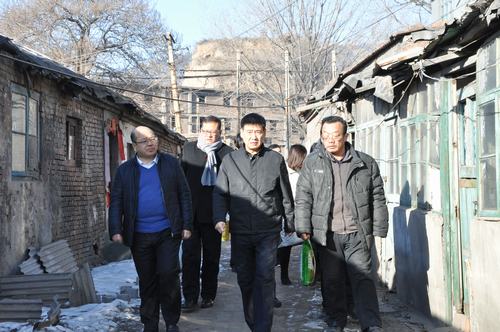 建設集團聯合黨委副書記、紀委書記、工會主席侯本英 為韓城分公司困難職工送來春節祝福