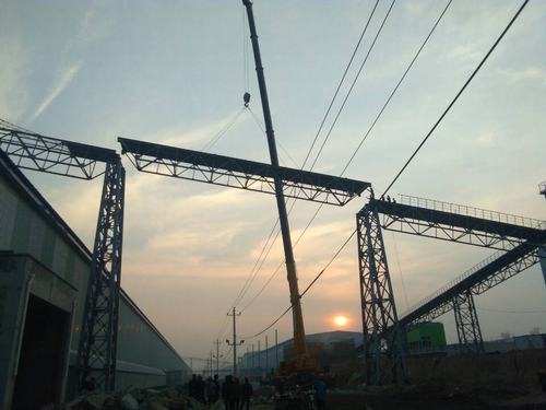 銅煤公司承建的美鑫氧化鋁1#、2#倉庫工程桁架成功實現合攏施工