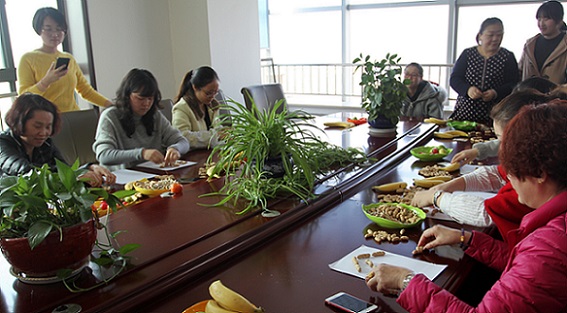 流光溢彩，情暖三?八