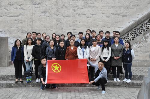 韓城分公司開展“緬懷革命先烈、弘揚(yáng)愛國主義精神”團(tuán)員青年掃墓活動