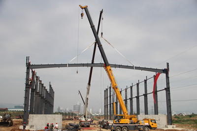 漢中分公司承建的寶軋漢中基地生產(chǎn)廠房順利上梁