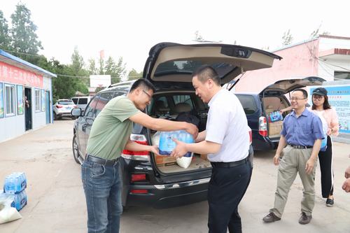 陜煤建設礦建二公司為職工送去酷暑中的清涼