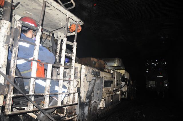 陜煤建設掘進公司小保當項目部112201外回風順槽與切眼順利貫通