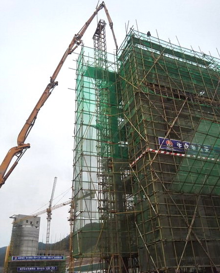 陜煤建設銅川公司冶坪煤礦矸石倉工程主體結構順利封頂