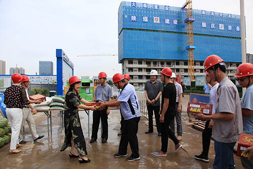 集團工會副主席楊永紅看望慰問施工一線員工