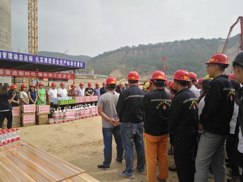 延安市總工會慰問陜煤建設礦建二公司車村一線職工