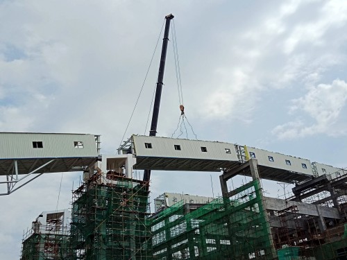 陜煤建設(shè)澄合分公司小保當(dāng)預(yù)先篩分車(chē)間至主廠房鋼結(jié)構(gòu)棧橋順利吊裝成功