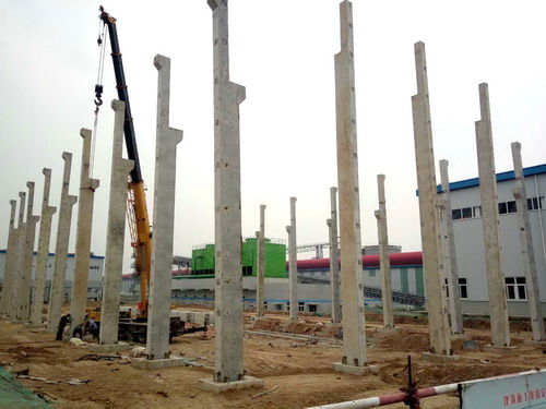 陜煤建設(shè)銅川分公司：鋁鎂合金項(xiàng)目抬包車(chē)間預(yù)制柱順利吊裝