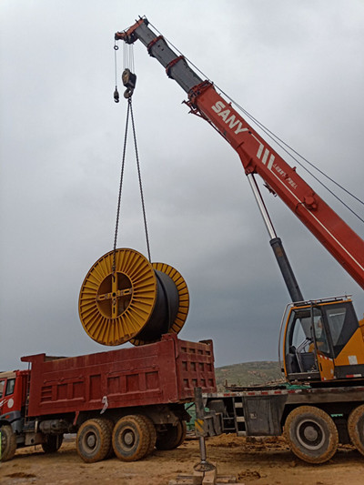 陜煤建設(shè)機(jī)電安裝公司承建的沙梁礦主斜井高壓動力電纜敷設(shè)順利完成