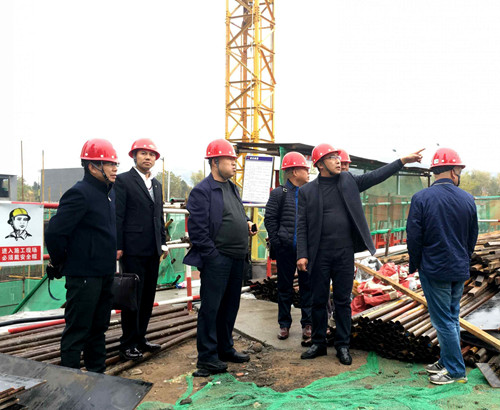 王寧深入神南華府現場辦公 解決問題推動工作