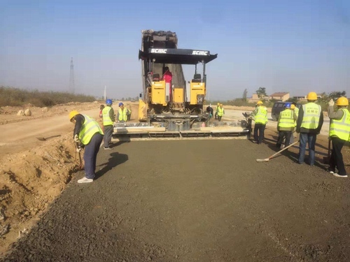 陜煤建設路橋分公司推進大荔G242公路水穩攤鋪工作