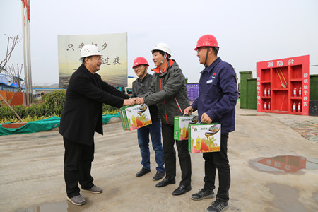 建設集團聯合工會副主席陳軍鋒深入施工現場慰問指導工作