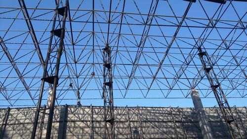 陜煤建設韓城分公司安裝六項目部桑樹坪煤礦儲煤場 網架封閉工程按期封頂受好評