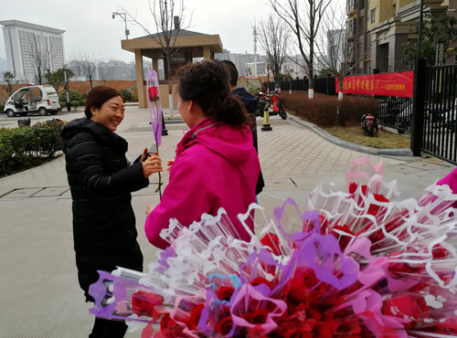 陜煤建設公司：江南世紀城小區慶“三八”為女業主贈花送祝福