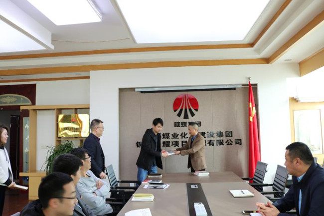 發放書籍為黨員送上“精神糧食”