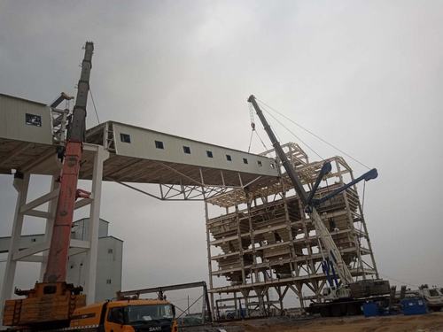 陜煤建設(shè)韓城分公司土建十項(xiàng)目部122T鋼桁架順利吊裝完成