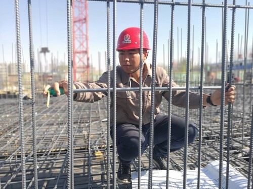 相濡以沫牽手共行,業績突出同臺受獎