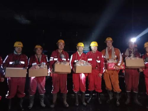 榆北曹家灘礦業公司主要領導慰問陜煤建設掘進公司一線職工