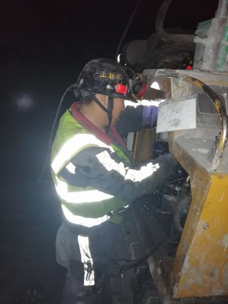 陜煤建設(shè)掘進(jìn)公司:綜掘檢修工中的“救場(chǎng)硬漢”