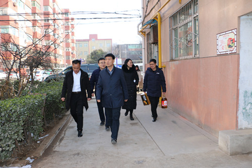 公司領(lǐng)導春節(jié)前夕走訪慰問困難職工