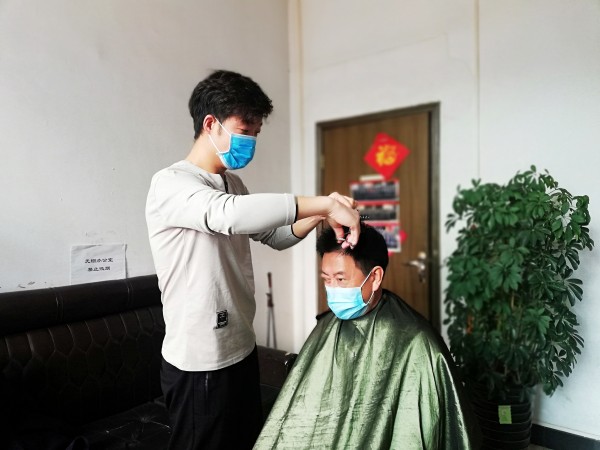 戰“疫”期間“義務理發師”