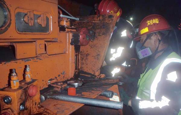 陜煤建設掘進公司：設備維護火力全開 保障“一機雙巷”創紀錄