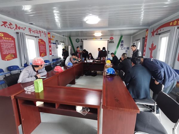 陜煤建設天工公司讓農民工拿上工資卡 心里笑哈哈