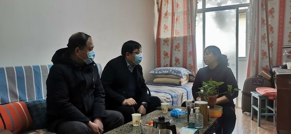 陜煤建設(shè)天工公司黨政工訪(fǎng)貧困  “疫”常精彩送溫暖