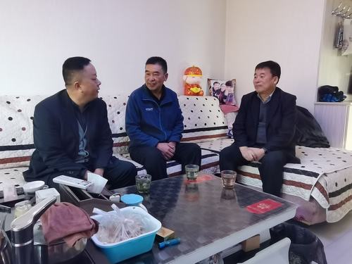 陜煤建設(shè)銅煤公司黨政領(lǐng)導(dǎo)春節(jié)前夕慰問(wèn)困難職工