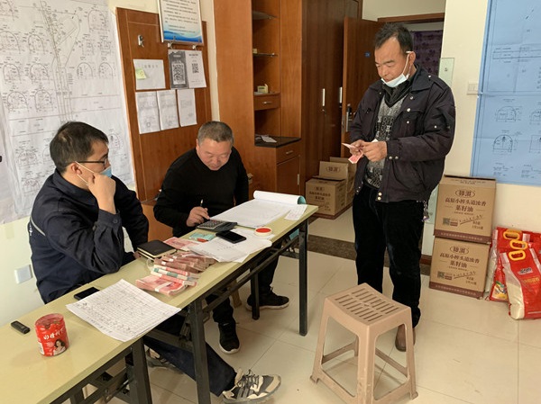 陜煤建設(shè)澄合分公司第一機(jī)電安裝隊(duì)讓農(nóng)民工開(kāi)開(kāi)心心過(guò)大年