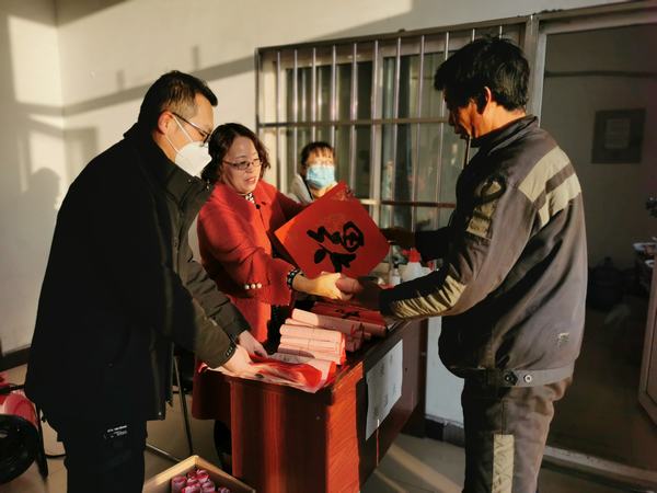 陜煤建設(shè)洗選煤運(yùn)營(yíng)公司澄合山陽(yáng)運(yùn)營(yíng)項(xiàng)目部：迎新年 贈(zèng)春聯(lián) 送祝福 暖人心