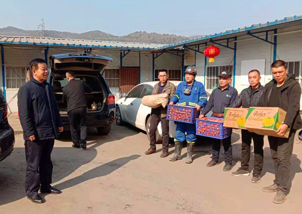 陜煤建設(shè)礦建三公司領(lǐng)導(dǎo)春節(jié)前夕慰問(wèn)一線(xiàn)建設(shè)者