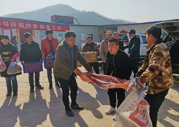 陜煤建設(shè)礦建三公司大年初一送“福”到工地！