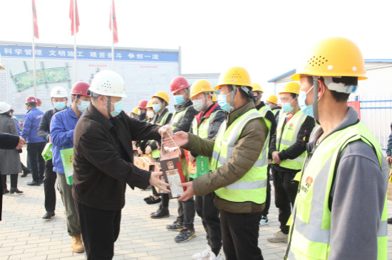 寧興剛一行深入空港新城中心公園項(xiàng)目慰問(wèn)一線職工