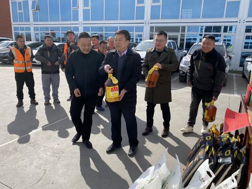 陜煤建設(shè)銅煤公司看望慰問(wèn)春節(jié)堅(jiān)守一線(xiàn)的項(xiàng)目部職工