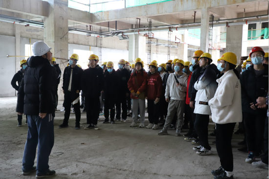 陜西理工大學百位師生走進陜煤建設漢中分公司天漢坊工地參觀學習