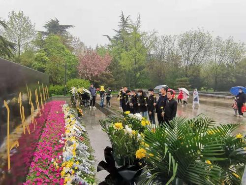 陜煤建設銅煤公司第二項目部黨支部開展“緬懷革命先烈、重溫革命歷史”主題黨日活動