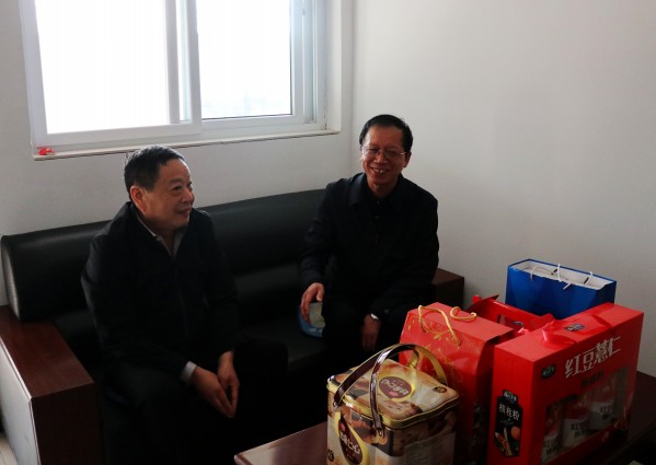 陜煤建設澄合分公司“五一”前夕走訪慰問勞動模范