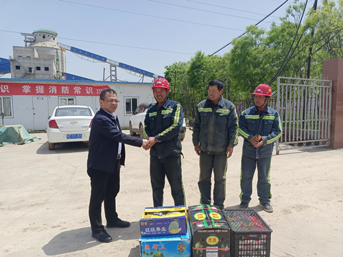 陜煤建設機電安裝公司深入一線慰問鼓干勁