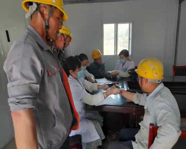 陜煤建設(shè)澄合分公司第三項(xiàng)目部關(guān)愛農(nóng)民工健康共筑和諧項(xiàng)目部