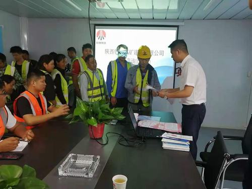 陜煤建設(shè)銅煤公司 深入施工現(xiàn)場開展“安全宣傳咨詢?nèi)铡被顒?></div>
                                <div   id=