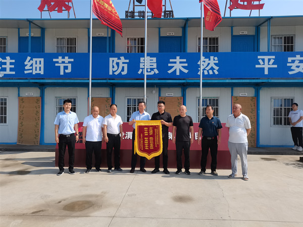 陜煤建設渭南分公司第八目部為村莊修補村道踐行國企社會責任