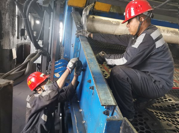 陜煤建設(shè)洗選煤運營公司澄合山陽運營項目部：伏天“烤”驗不斷 “汗”衛(wèi)運維安全